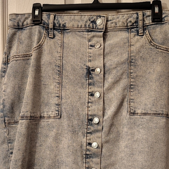 Sonoma Light Wash Denim Skirt with Button Detail - Picture 6 of 6